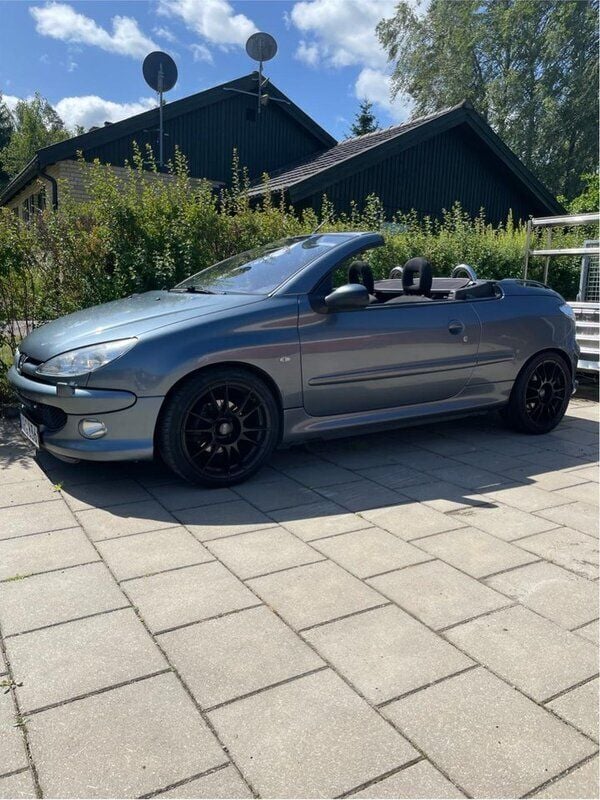 Grå Begagnad 2006 Peugeot 206 CC Cab | 30 000 kr (Marknadspris) - Bild 1/4