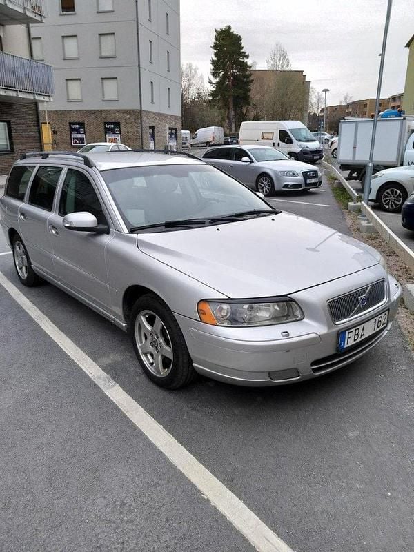 Grå Begagnad 2007 Volvo V70 Momentum Kombi | 52 000 kr (Dyr) - Bild 1/3