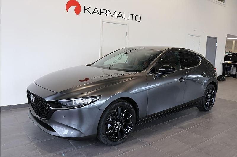 Grå Ny 2025 Mazda 3 Nagisa Halvkombi | 357 200 kr (Lite dyr) - Bild 1/4
