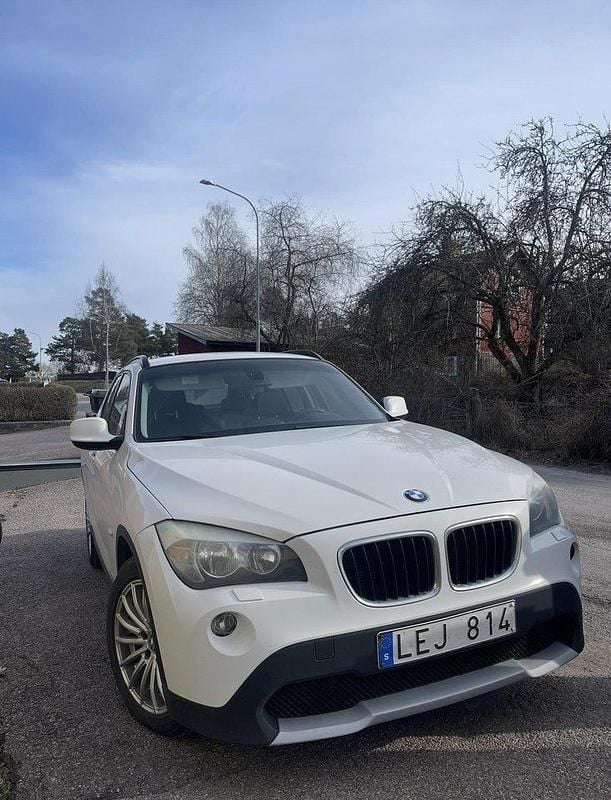 Vit Begagnad 2011 BMW X1 SUV | 50 000 kr (Marknadspris) - Bild 1/2