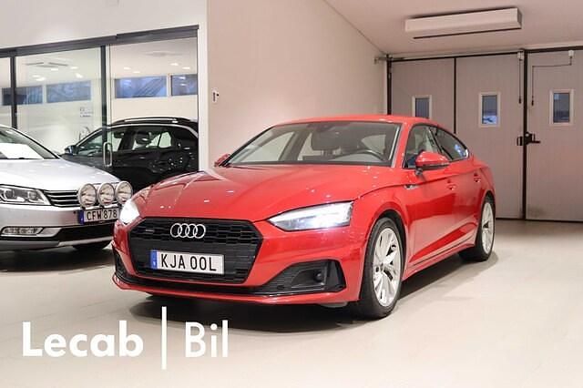 Tangoröd metallic Begagnad 2022 Audi A5 Sportback Advanced Plus Halvkombi | 359 500 kr (Marknadspris) - Bild 1/4