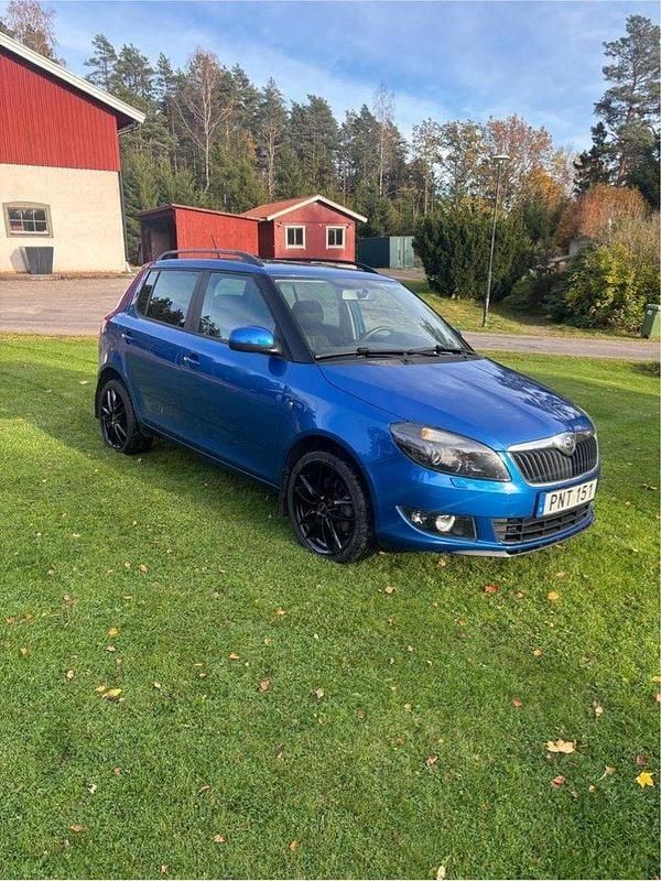 Blå Begagnad 2015 Skoda Fabia Halvkombi | 125 000 kr (Marknadspris) - Bild 1/4