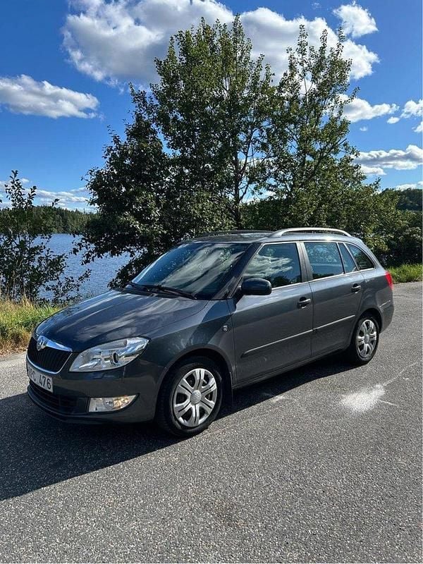 Grå Begagnad 2012 Skoda Fabia Ambiente Kombi | 40 000 kr (Marknadspris) - Bild 1/4