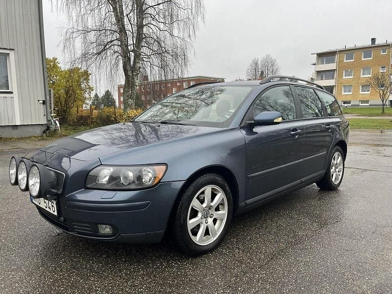 Blå Begagnad 2005 Volvo V50 Kinetic Kombi | 36 500 kr (Marknadspris) - Bild 1/4