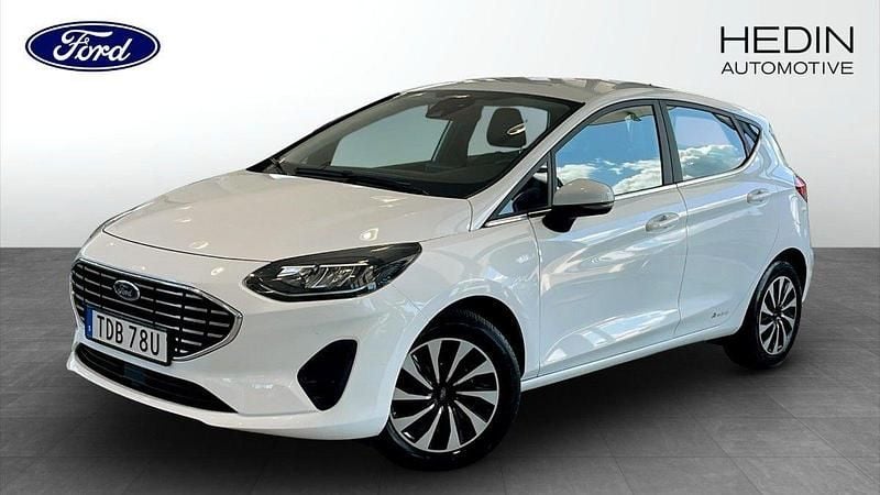Vit (white) Begagnad 2023 Ford Fiesta Titanium Halvkombi | 179 900 kr (Marknadspris) - Bild 1/4