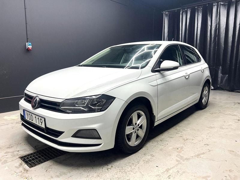 Vit Begagnad 2018 VW Polo Halvkombi | 79 900 kr (Marknadspris) - Bild 1/4