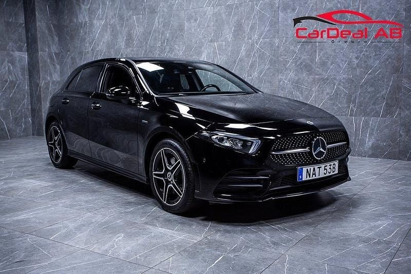 Svart Begagnad 2021 Mercedes A250 AMG Halvkombi | 284 800 kr (Marknadspris) - Bild 1/4