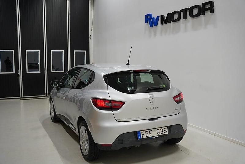 Begagnad Renault Clio IV 90 HK (66 kW) 2013 Silver Halvkombi