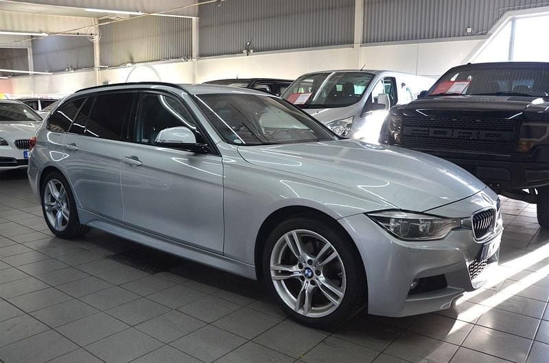 Silver Begagnad 2017 BMW 320 M Sport Kombi | 209 900 kr (Lite dyr) - Bild 1/4