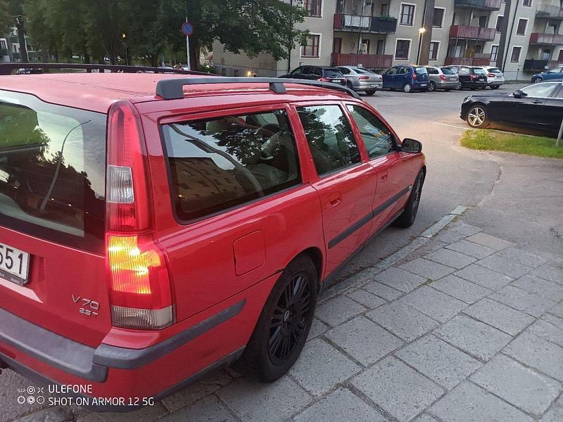 Röd Begagnad 2004 Volvo V70 Kombi | 16 000 kr (Bra pris) - Bild 1/4
