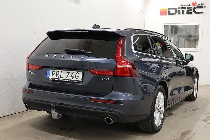 Begagnad Volvo V60 Momentum 197 HK (144 kW) 2021 Blå met. (denim blue) Kombi
