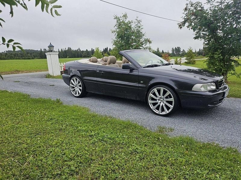 Grå Begagnad 2001 Volvo C70 Cab | 39 900 kr (Marknadspris) - Bild 1/4
