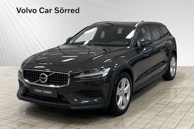 Grå Begagnad 2023 Volvo V60 CC Core Kombi | 384 900 kr (Marknadspris) - Bild 1/3