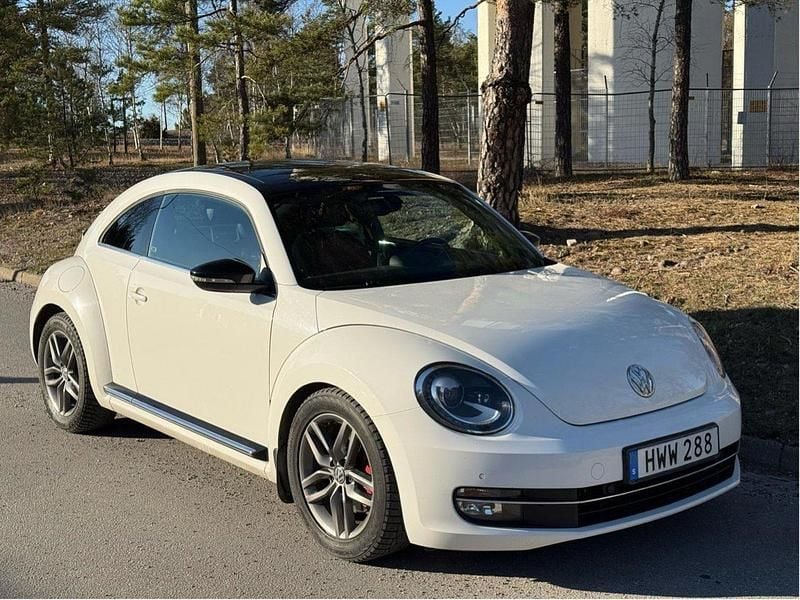 Vit Begagnad 2013 VW Beetle GT Halvkombi | 99 000 kr (Marknadspris) - Bild 1/4