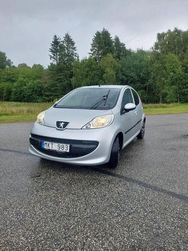 Silver Begagnad 2007 Peugeot 107 Halvkombi | 22 000 kr (Bra pris) - Bild 1/4