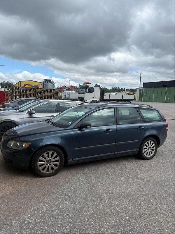 Blå Begagnad 2005 Volvo V50 Kombi | 20 000 kr (Superpris) - Bild 1/4