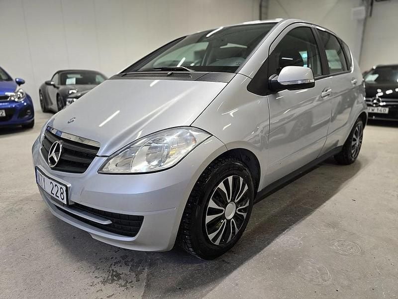 Silver metallic Begagnad 2011 Mercedes A160 Classic Halvkombi | 89 500 kr - Bild 1/4