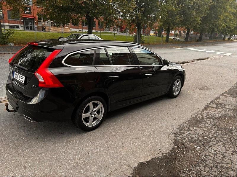 Svart Begagnad 2015 Volvo V60 Momentum Kombi | 145 999 kr (Marknadspris) - Bild 1/4