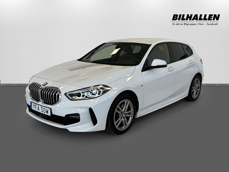 Vit Begagnad 2020 BMW 118 M Sport Halvkombi | 229 900 kr (Lite dyr) - Bild 1/4