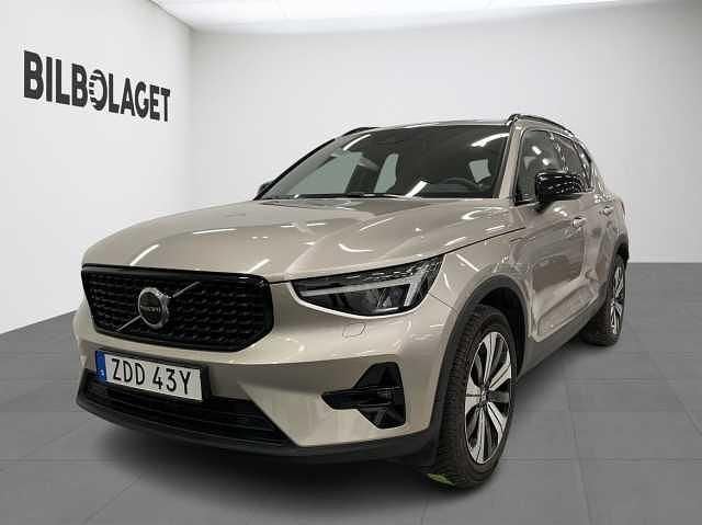 Grå Begagnad 2022 Volvo XC40 Plus SUV | 419 800 kr (Lite dyr) - Bild 1/4