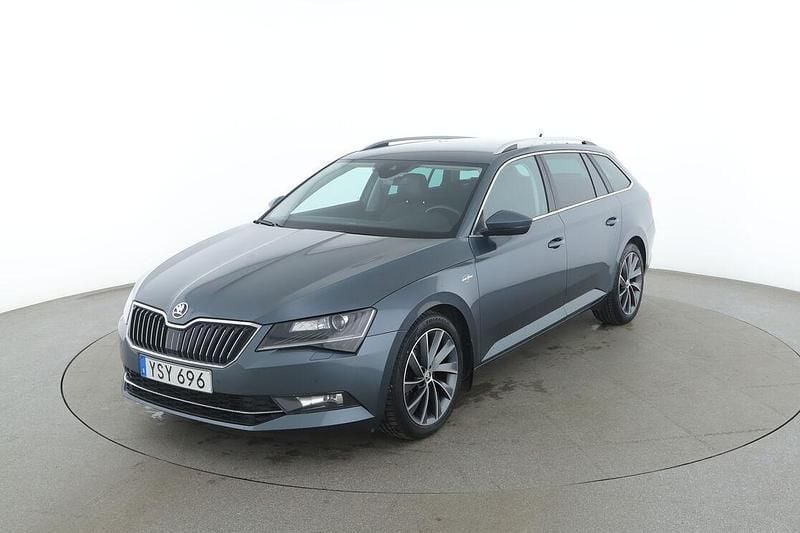 Grå Begagnad 2018 Skoda Superb LAURIN & KLEMENT Kombi | 203 000 kr (Marknadspris) - Bild 1/3
