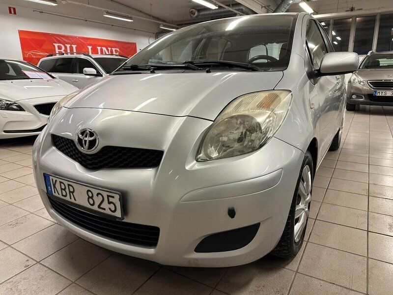 Silver Begagnad 2009 Toyota Yaris Halvkombi | 49 800 kr (Marknadspris) - Bild 1/4