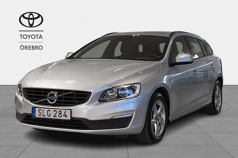 Silver Begagnad 2018 Volvo V60 Kinetic Kombi | 169 900 kr (Superpris) - Bild 1/4