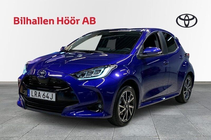 Mörkblå Begagnad 2024 Toyota Yaris Hybrid Active Halvkombi | 269 900 kr (Lite dyr) - Bild 1/4