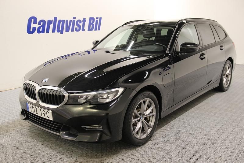 Svart Begagnad 2021 BMW 330 Sport Line Kombi | 309 000 kr (Marknadspris) - Bild 1/4
