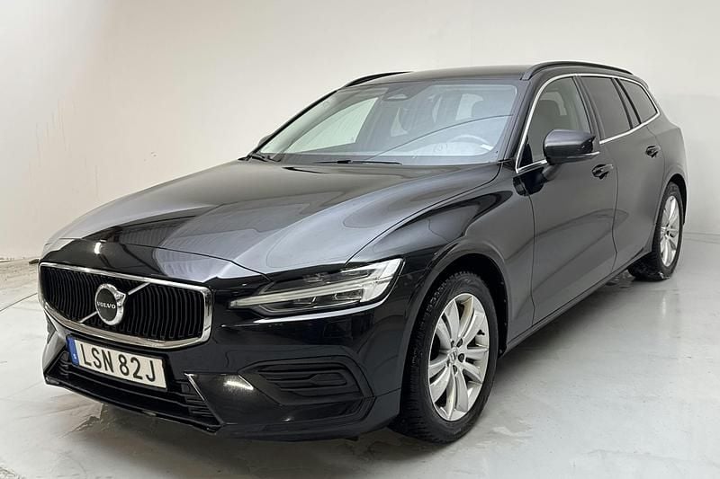 Begagnad Volvo V60 Core 197 HK (144 kW) 2023 Svart Kombi
