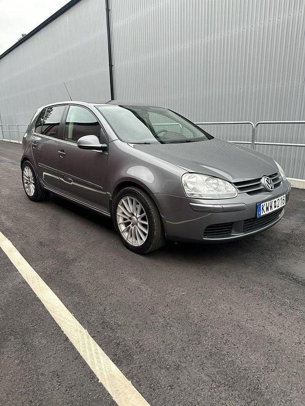 Grå Begagnad 2009 VW Golf VI Trendline Halvkombi | 31 900 kr (Marknadspris) - Bild 1/4