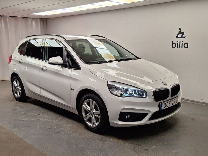 Vit Begagnad 2016 BMW 218 Active Tourer Sport Line Minibuss | 134 900 kr (Lite dyr) - Bild 1/4