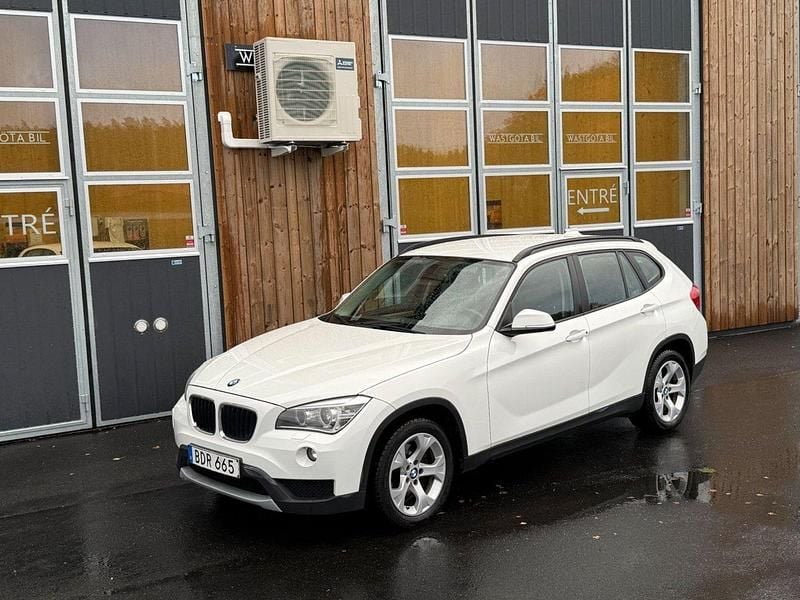 Vit Begagnad 2014 BMW X1 SUV | 99 900 kr (Marknadspris) - Bild 1/4