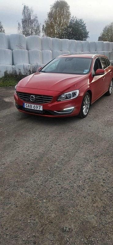 Röd Begagnad 2016 Volvo V60 Summum Kombi | 79 000 kr (Bra pris) - Bild 1/4