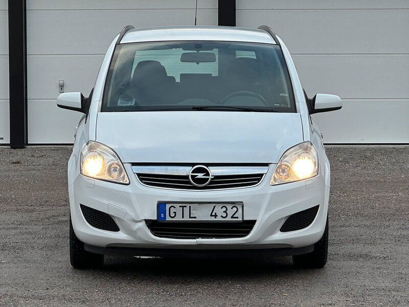 Vit Begagnad 2008 Opel Zafira Minibuss | 34 900 kr - Bild 1/4