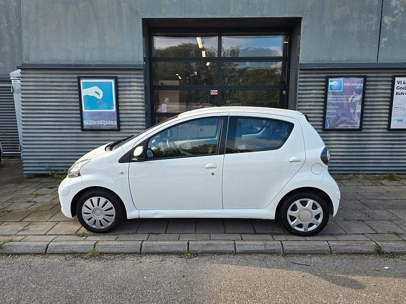 Vit Begagnad 2011 Toyota Aygo Halvkombi | 45 000 kr (Marknadspris) - Bild 1/4