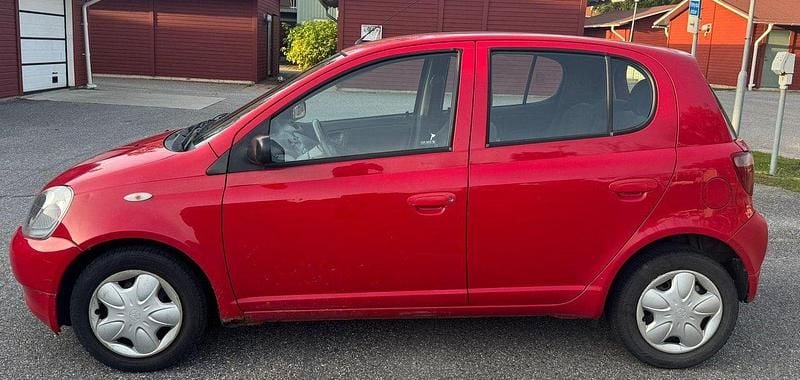 Röd Begagnad 2001 Toyota Yaris Halvkombi | 25 000 kr (Marknadspris) - Bild 1/4