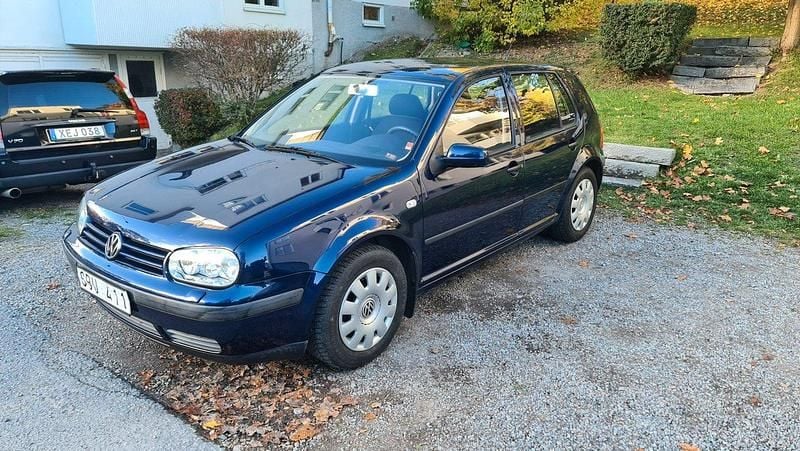 Blå Begagnad 2000 VW Golf IV Halvkombi | 34 900 kr (Marknadspris) - Bild 1/4