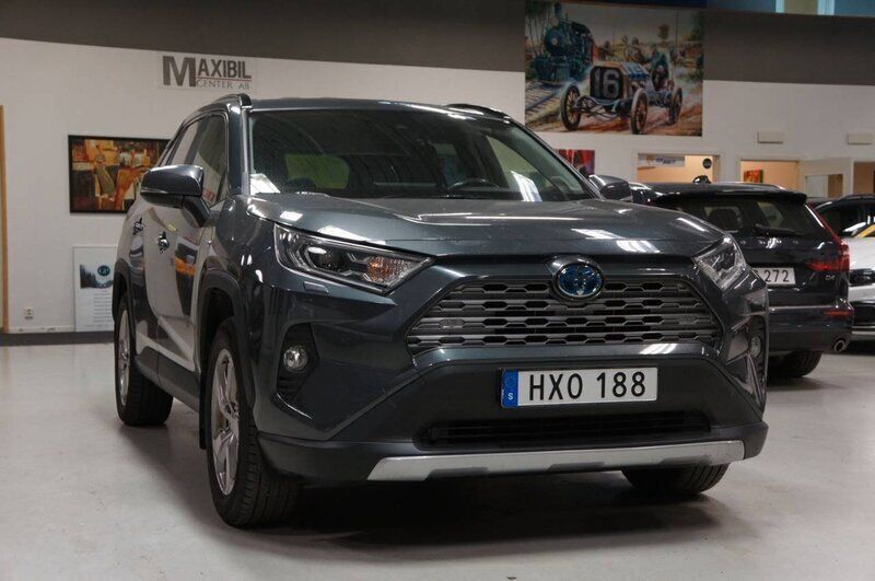 Grå Begagnad 2019 Toyota RAV4 Hybrid Executive SUV | 354 500 kr (Marknadspris) - Bild 1/4