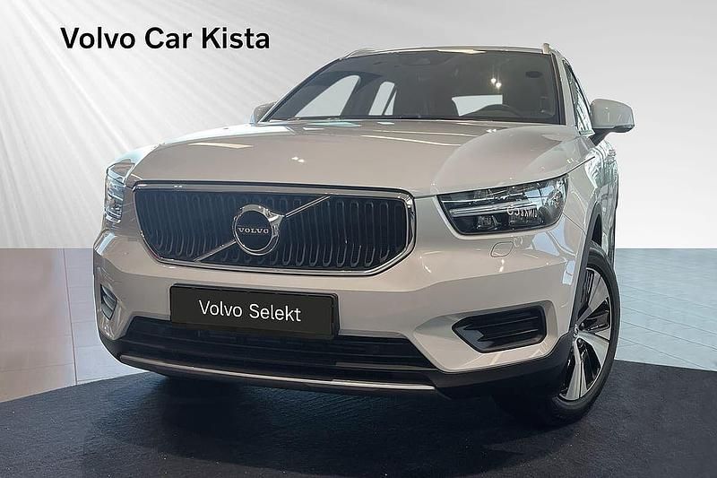 Vit Begagnad 2022 Volvo XC40 Momentum SUV | 309 900 kr (Marknadspris) - Bild 1/3
