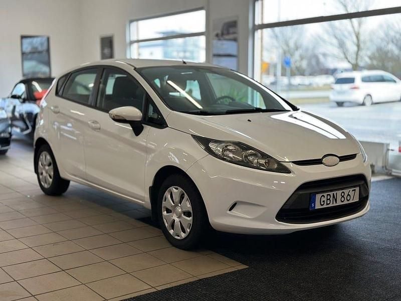 Begagnad Ford Fiesta Trend 82 HK (60 kW) 2009 Vit Halvkombi
