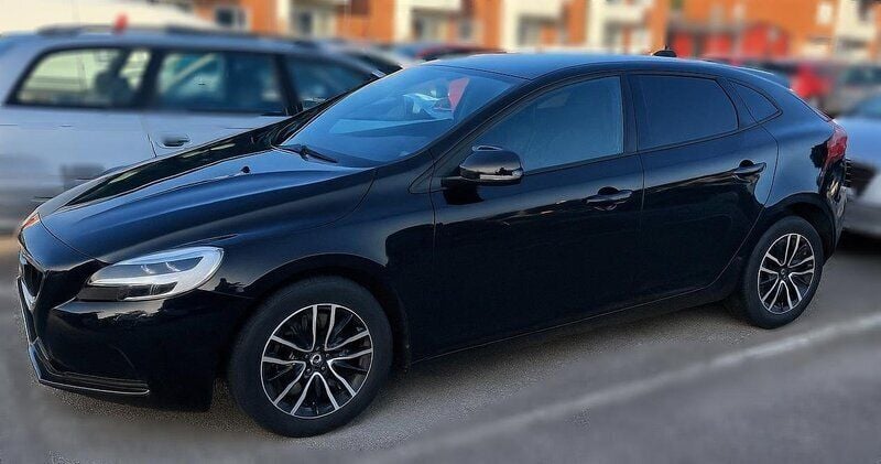 Svart Begagnad 2018 Volvo V40 Momentum Kombi | 175 000 kr (Marknadspris) - Bild 1/4