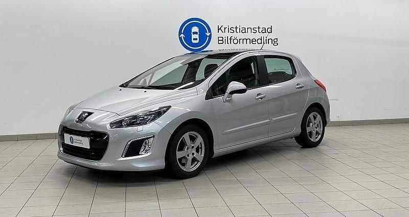 Ljusgrå (grå) Begagnad 2013 Peugeot 308 Halvkombi | 89 900 kr (Marknadspris) - Bild 1/4