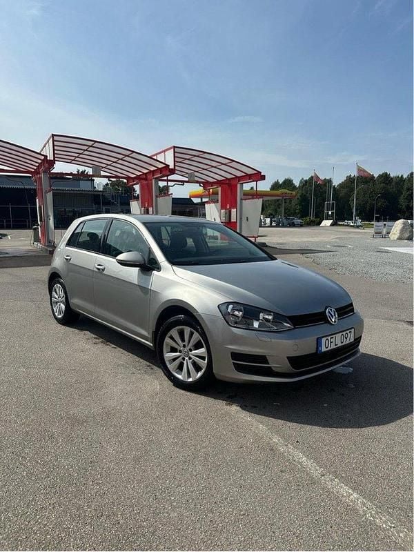 Silver Begagnad 2016 VW Golf VII Halvkombi | 104 999 kr (Bra pris) - Bild 1/4