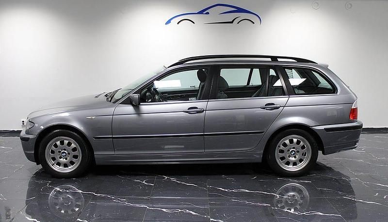 Ljusgrå Begagnad 2005 BMW 320 Kombi | 59 900 kr (Marknadspris) - Bild 1/4