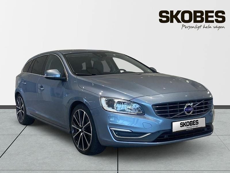 Ljusblå (blå) Begagnad 2018 Volvo V60 Standard Kombi | 179 900 kr (Marknadspris) - Bild 1/3