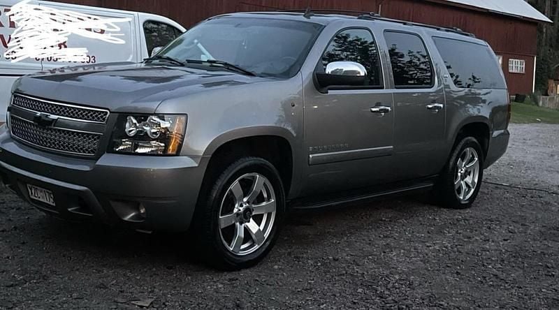 Grå Begagnad 2007 Chevrolet Suburban SUV | 149 000 kr - Bild 1/4