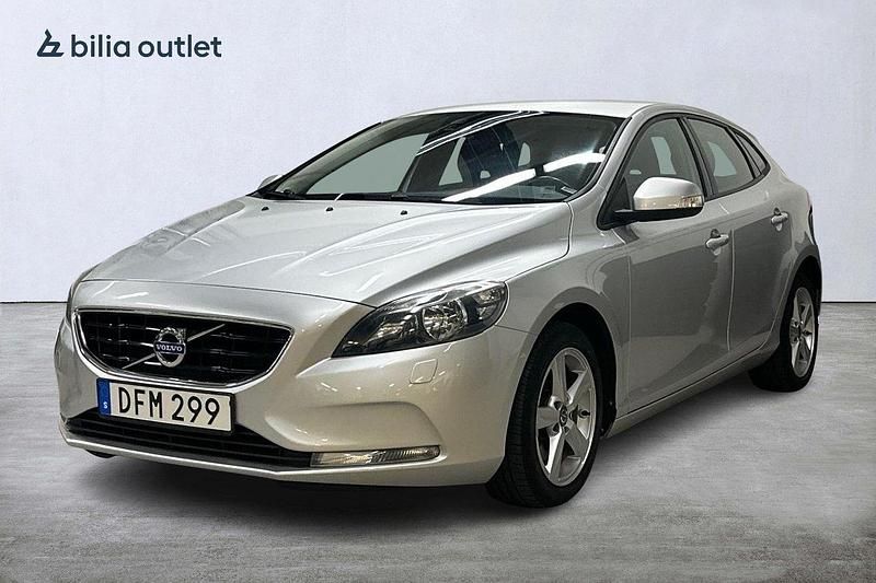 Silver Begagnad 2014 Volvo V40 Kinetic Halvkombi | 89 900 kr (Marknadspris) - Bild 1/3