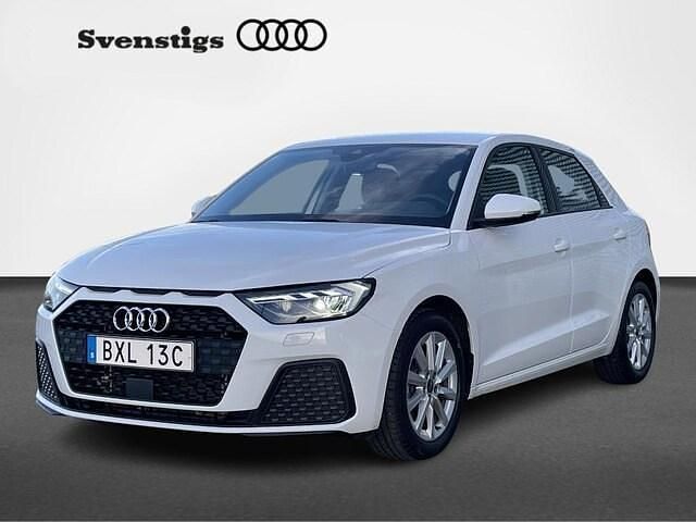 Cortinavit Begagnad 2025 Audi A1 Sportback Proline Halvkombi | 239 900 kr (Marknadspris) - Bild 1/4