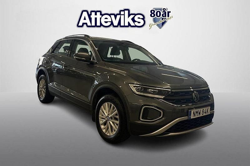 Grå Begagnad 2022 VW T-Roc Life SUV | 279 900 kr (Marknadspris) - Bild 1/4